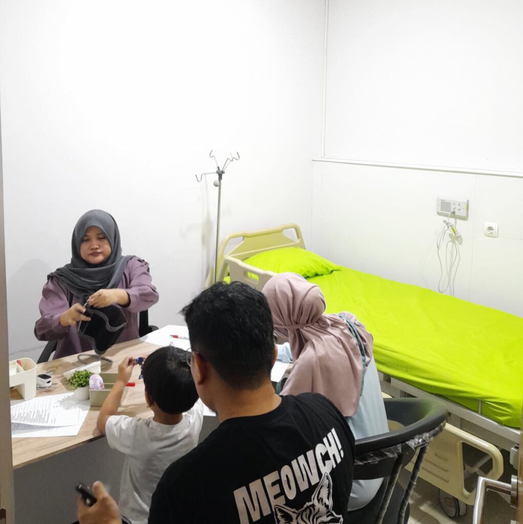 petugas medis memberikan Konsultasi vaksinasi